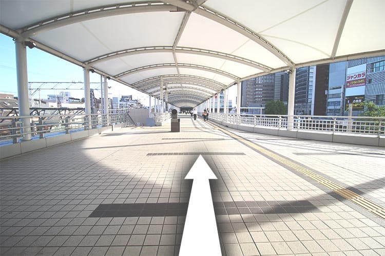 ④歩道橋に出て、まっすぐ進みます