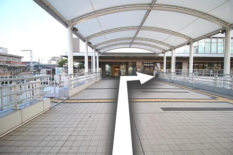 ⑤道なりに右に曲がります