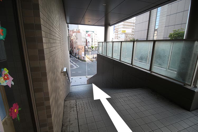 ⑦階段を降ります