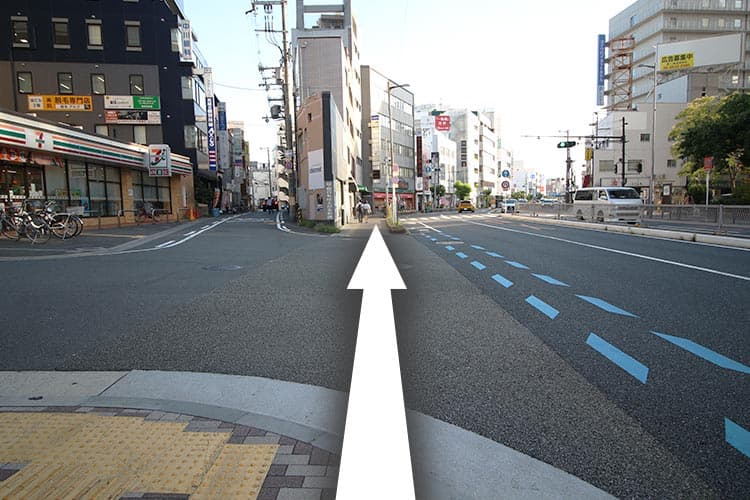 ⑧大通り沿いにまっすぐ進みます